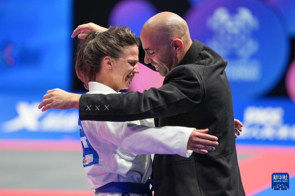 级金牌赛中, 获得冠军