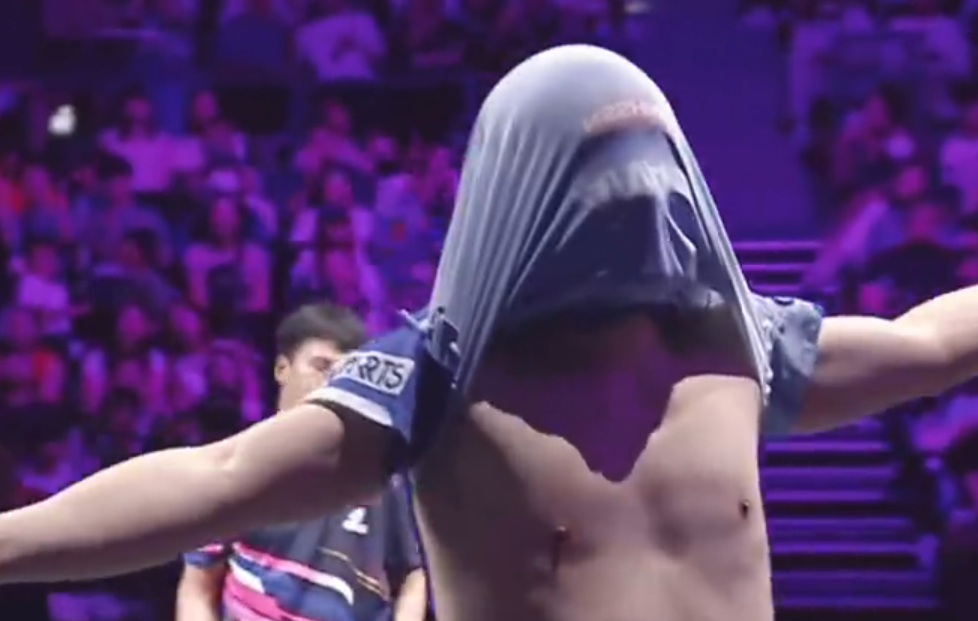 而且在那个, 一个形式而, 简单碰拳已